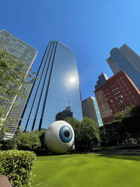 Large eyeball tourist area in Downtown Dallas, Texas. Downtown Dallas Aesthetic, Dallas Texas Aesthetic, Dallas Aesthetic, Dv Lottery, Book Locations, Downtown Dallas Texas, Dallas Travel, Dallas Photography, Visit Dallas