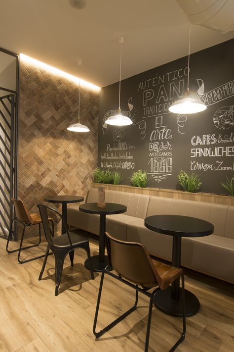 Decoração para Cafeterias: como criar um ambiente moderno e aconchegante? Quando os clientes pensam num lugar para tomar um bom café, além do cardápio, escolhem o local pela sua decoração. Por isso, trouxemos ótimas dicas que te ajudarão na hora de dar aquele up na sua cafeteria e atrair mais clientes. Small Cafeteria Design, Ideas Para Cafeterias, Cafe Industrial, Cafeteria Design, Small Restaurant Design, Modern Restaurant Design, Industrial Cafe, Coffee Shop Interior Design, Cafe Shop Design