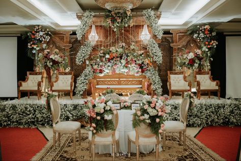 Pelaminan Jawa, Sundanese Wedding, Dekorasi Wedding, Moodboard Wedding, Javanese Wedding, Terrace Decor, Wedding Stage Design, Wedding Moodboard, Wedding Backdrop Design