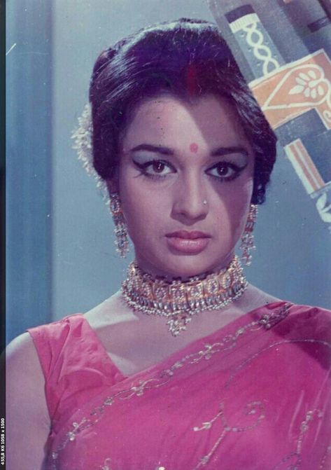 Asha Parekh Indian Retro, Asha Parekh, Bollywood Pictures, Retro Bollywood, Vintage Bollywood, Bollywood Stars, Bollywood Actress, Celebrities Female, Actresses