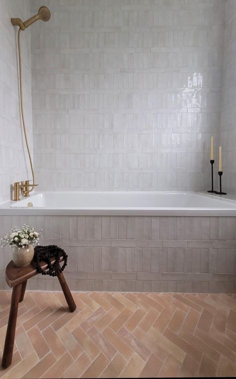 Bathroom Tile Ideas Natural, Terracotta White Bathroom, Non Tiled Bathroom, Organic Tile Bathroom, Tiled In Bath, Texture Bathroom Tiles, Brick Tile Bathroom, Textured Tile Bathroom, Bathroom Tiles White