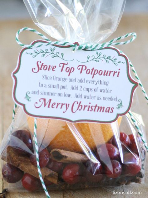 Stove Top Potpourri recipe with free printable.  Perfect Christmas gift for neighbors. - lizoncall.com Christmas Gift For Neighbors, Potpourri Recipe, Stove Top Potpourri, Potpourri Recipes, Christmas Neighbor, Neighbor Christmas Gifts, Pot Pourri, Stovetop Potpourri, Neighbor Gifts