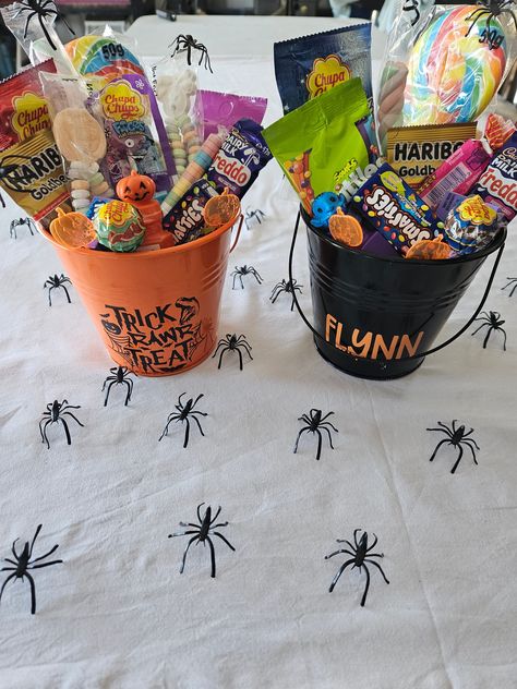 Personalized Halloween buckets. Two different designs and colors to choose from. $25 each plus $10 postage or pickup from Munno Para SA Boo Box Ideas, Boo Basket Ideas For Best Friend, Personalized Halloween Bucket, Cake Gift Basket, Spooky Basket, Fall Gift Baskets, Boo Baskets, Halloween Gift Baskets, Chocolate Basket