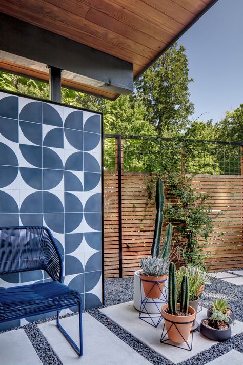 Re-Open House - Midcentury - Patio - by Matt Fajkus Architecture | Houzz Horizontal Fence, Midcentury Home, Patio Tiles, Restaurant Architecture, Residential Architect, Austin Homes, Modern Patio, Back Patio, House And Home Magazine