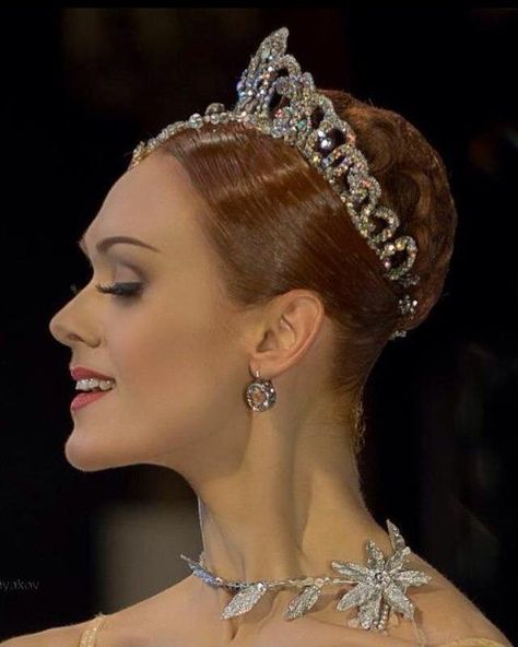 Ballerina Headpiece, Ulyana Lopatkina, Ballet Makeup, Ballet Crowns, Ballerina Art Paintings, Character Redesign, Ballerina Makeup, Diy Tiara, Ballet Tiaras