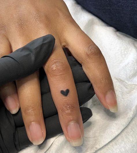 Heart Knuckle Tattoo, Middle Finger Heart Tattoo, Finger Tattoo Heart, Tiny Heart Tattoo Finger, Red Finger Tattoo, Heart Finger Tattoo, Heart Arrow Tattoo, Heart Tattoo On Finger, Red Heart Tattoos