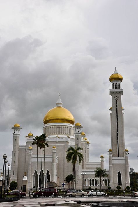 Omar Mosque, Brunei Brunei Travel Destinations Honeymoon Backpack Backpacking Vacation Budget Bucket List Wanderlust #travel #honeymoon #vacation #backpacking #budgettravel #offthebeatenpath #bucketlist #wanderlust #Brunei #exploreBrunei #visitBrunei #seeBrunei #discoverBrunei #TravelBrunei Brunei Travel, Vacation Budget, Bandar Seri Begawan, Jungle Photography, Meghan Markle And Prince Harry, Glam Life, Adventure Tourism, Budget Vacation, Beautiful Mosques