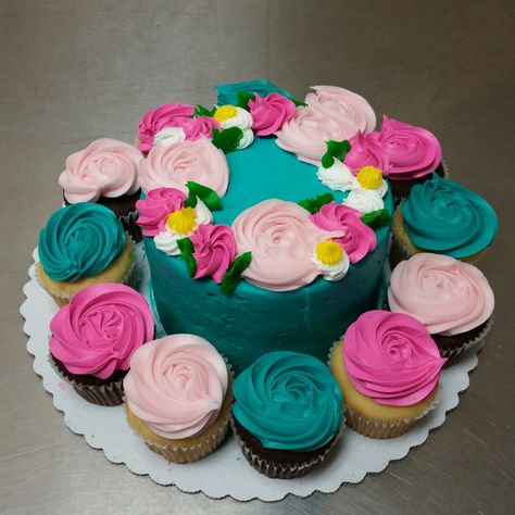 Round Cake With Cupcakes Around It, Cake Surrounded By Cupcakes, Matching Cake And Cupcakes, Cake And Cupcakes Combo, Party Combo Cake Ideas, Cake And Cupcake Combo, Cupcake Critters, Disney Baking, Floral Cake Design