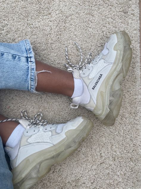 Chunky Sneakers Aesthetic, Balenciaga Triple S White, Balenciaga Triple S Clear Sole, Sneakers Aesthetic, Shoes Chunky, Balenciaga Triple S, Chunky Sneakers, Nike Huarache, White Shoes