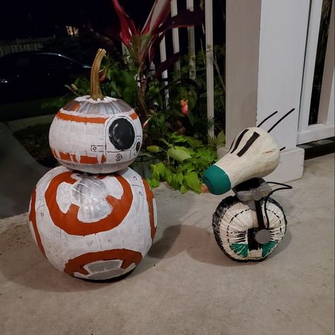 Halloween 2019 - BB-8 and D-0 (deo) in pumpkin form.  #pumpkincarving #bb8 #bb8pumpkin #theriseofskywalker #starwars Bb8 Pumpkin, Pumpkin Contest, Bb 8, Halloween 2019, Pumpkin Design, Pumpkin Carving, Pumpkins, Star Wars, Carving