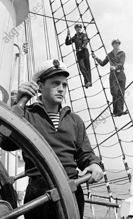 Sailor Aesthetic, Somerset Levels, Vintage Sailor, Sea Captain, Navy Sailor, Human Poses Reference, A Ship, Nautical Fashion, Tall Ships