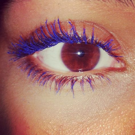 Maybelline Colorshock Mascara Electric Blue Dark Blue Mascara, Blue Eyeliner Aesthetic, Colourful Mascara, Cute 4th Of July Makeup, Blue Mascara Looks, Glossy Eyelids, 2000s Emo Scene, Coloured Mascara, Mcbling Trashy Y2k