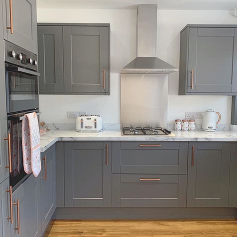 Howdens on Instagram: “Dark grey cabinets + copper accents = perfection 👌 Thank you @serafinaalice for sharing your beautiful kitchen.  Kitchen Featured: Fairford…” Dark Grey Cabinets, Grey Kitchen Inspiration, Dark Cabinets Kitchen, Dark Grey Kitchen Cabinets, Rose Gold Kitchen, Grey Kitchen Designs, Kitchen Dining Living, Dark Kitchen Cabinets, Copper Accents