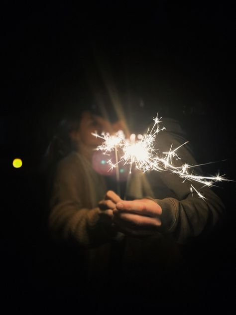 Sparkler Pictures, Fourth Of July Pics, Winter Couple Pictures, 4th Of July Pics, Sparkler Photography, Fireworks Pictures, Fireworks Photography, Boyfriend Aesthetic, Photography Couple