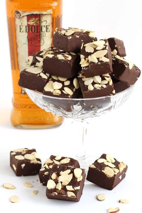 Amaretto fudge – How to make easy fudge! Amaretto Fudge Recipe, Amaretto Fudge, Boozy Fudge, Baileys Fudge, Easy Fudge Recipe, Boozy Chocolate, Easy Fudge, Fudge Recipes Easy, Cookie Recipes Homemade