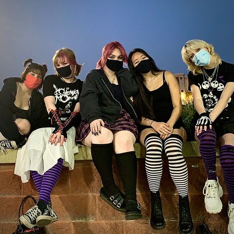 Alt Friend Group, Emo Friend Group, Alt Friends, Emo Aesthetic Outfit, Midwest Emo Aesthetic, Perky Goth, Goth Friends, Best Friend Couples, Midwest Emo