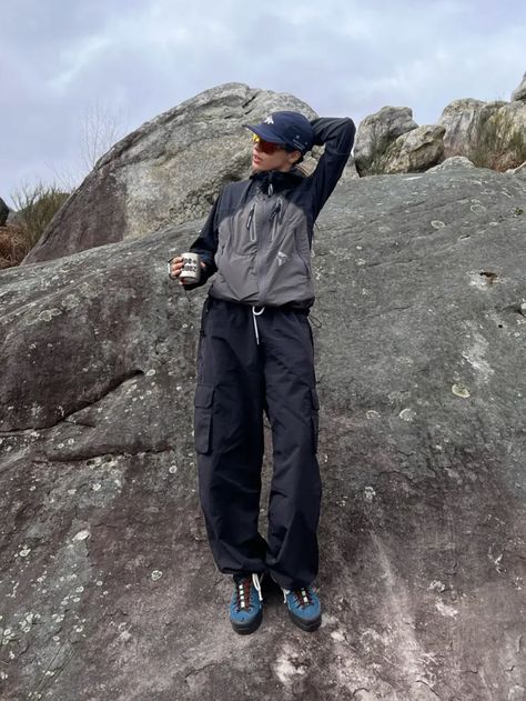 Cave Hiking Outfit, Gorpcore Hiking Outfit, North Face Shoes Outfit, Japanese Hiking Outfit, Pnw Outfit Aesthetic, Hiking Fits Winter, Gorpcore Outfits Women, Aesthetic Camping Outfits, Hiker Outfits