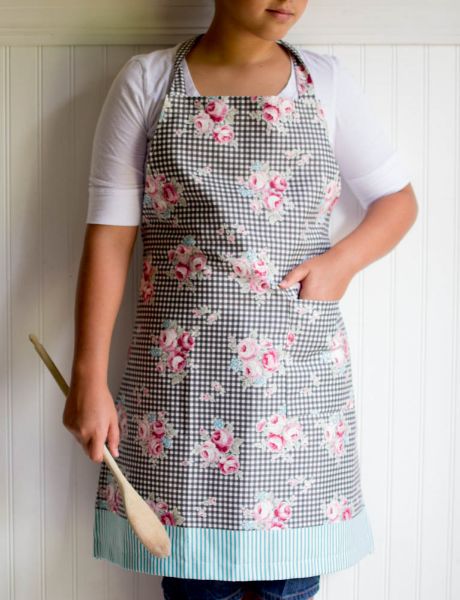 Free Apron Pattern, Tips Menjahit, Apron Pattern Free, Apron Pattern, Apron Sewing Pattern, An Apron, Sewing Aprons, Beginner Sewing Projects Easy, Sewing Fabrics