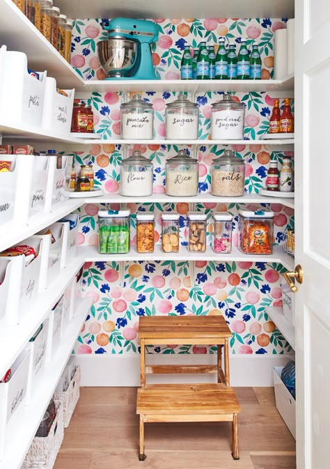 organized-pantry-colorful-wallpaper-BkzmSuP4Kh5AeF6MeBNC8h Wallpaper Pantry, Pantry Wallpaper, Walk In Pantry Ideas, Organize Life, Organized Pantry, Declutter Challenge, Pantry Remodel, Pantry Ideas, Organizing Hacks