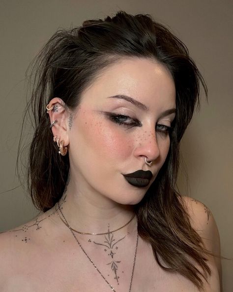 Dark Makeup With Glitter, Cool Tone Grunge Makeup, Dark Moody Makeup, Moody Eye Makeup, Yallternative Makeup, Dark Fae Makeup Ideas, Neutral Goth Makeup, Easy Goth Eye Makeup, Dark Pixie Aesthetic