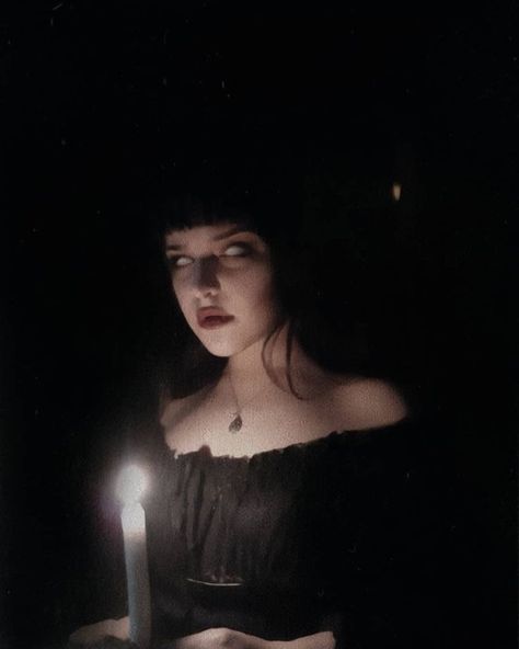 Spooky Mirror Photoshoot, Vampire Inspired Photoshoot, Witchy Self Portrait, Spooky Aesthetic Photoshoot, Halloween Portrait Ideas, Halloween Photoshoot Aesthetic, Goth Portrait Photography, Evil Queen Photoshoot, Halloween Inspired Photoshoot