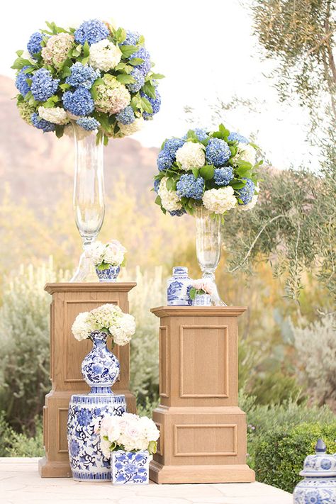 A blue and white wedding touting Chinoiserie details that is simply jaw dropping with Amy and Jordan Photography capturing every glorious moment. Wedding floral decorations Fall Boutineer, Flowers Groomsmen, Grey Groomsmen, Boutineer Wedding, Daisies Wedding, Flowers Arch, Chinoiserie Wedding, Decoration Buffet, Succulents Candles