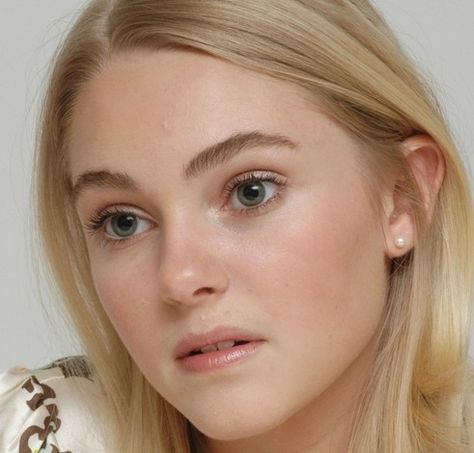 Annasophia Robb Aesthetic, Anna Sophia Robb, Black Dress High Heels, Annasophia Robb, Female Reference, Celebrity Look Alike, Girl Celebrities, Look Alike, Dark Hair