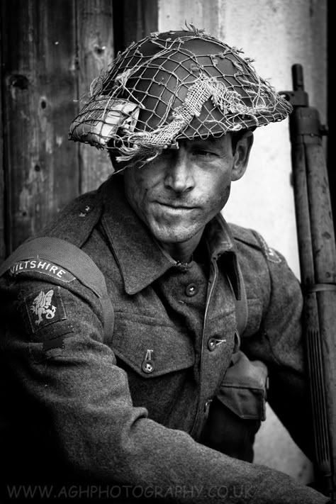 British Soldier - Wiltshire regiment WW2 - Shown with standard issue 7.7x56mm cal.303 Enfield No.4 Mk1 (or Mk2 - very slight difference) Ww2 Soldiers, Ww2 Photos, British Soldier, A Soldier, Fukushima, Nagasaki, British History, British Army, Hiroshima