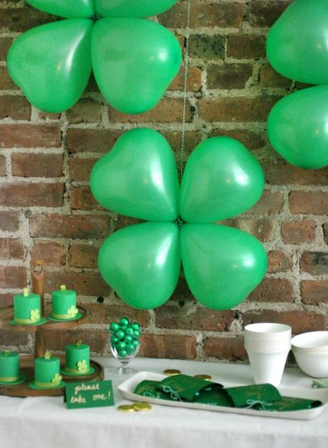 Saint Patrick's Day Party Ideas, Month Of May Decorating Ideas, St Patrick’s Day Party Decorations, St Patricks Birthday Party, St Patrick’s Day Party, Saint Patrick’s Day, St Patricks Day Decor Diy, St Patrick Party Food, St Pattys Party