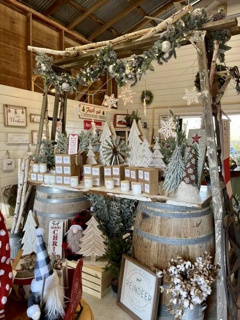 Christmas Stall Ideas, Christmas Store Displays, Xmas Tree Stands, Farm Display, Holiday Retail, Vendor Booth Display, Vendor Displays, Craft Booth Display, Fence Boards