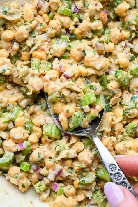 Smashed chickpea salad is the perfect delicious-in-a-hurry recipe for lunch, dinner, picnics, or meal prep. Made with all the traditional flavors of a classic tuna salad, but with chickpeas instead of tuna! Perfect on its own, in lettuce wraps, or for a sandwich. So versatile and ready in less than 20 minutes! Vegan / vegetarian, gluten free, dairy free, nut free, and soy free. Vegan Chickpea Tuna Salad, Gluten Free Lunchbox Ideas, High Protein Vegetarian Sandwich, Chickpea Tuna Salad Vegan, Quinoa And Chickpea Salad, Vegetarian Cold Lunches, Cold Vegetarian Lunch Ideas, Vegan Work Lunch, Chickpea Salad Wrap