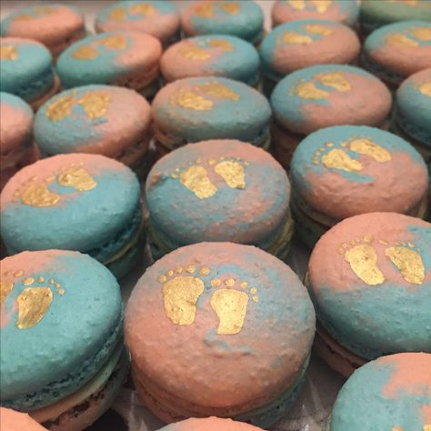 Gender Reveal Macarons, Gender Reavel Ideas, Pink And Blue Foods For Gender Reveal, Baby Shower Macarons Girl, Baby Shower Macarons, Pink And Blue Macaroons, Pink And Blue Food Gender Reveal, Luxury Baby Shower, Baby Reveal Cakes