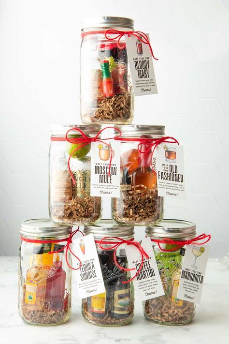 Christmas Alcohol Gifts, Diy Cocktail Kit, Mason Jar Cocktails, Holiday Shopping List, Liquor Gifts, Diy Cocktails, Christmas Gift Basket Ideas, Cocktail Gifts, Bedroom Small