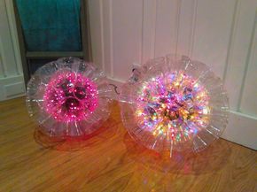 A DIY Sparkle Ball Light - These Are Awesome! Solar Lamps Diy, Diy Moss Ball, Diy Light Bulb, Diy Christmas Ball, Decorations Lights, Diy Christmas Lights, Sparkle Ball, Diy Christmas Decorations, Diy Bricolage