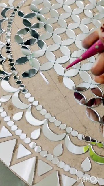 Mirror Mosaic Diy, Mirror Art Painted, Mosaic Art Painting, Mirror Mosaic Art, Mirror Design Ideas, Lippon Art, Painted Mirror Art, Mosaic Mirror Frame, Stand Mirror