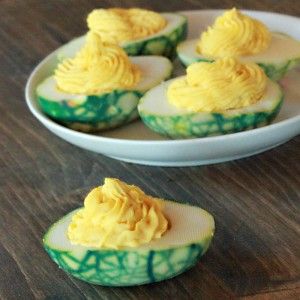 Green Eggs - Colored Deviled Eggs - Frugal Bites Green Deviled Eggs, Colored Deviled Eggs, St Patricks Food, Smoked Deviled Eggs, Spicy Deviled Eggs, Lean Protein Meals, Green Egg Recipes, St Patties, Cooking Party