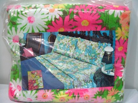 Vintage 1971 Pequot Pink Green Flower Power Twin Flat Sheet Sun Garden Fabric New | #1787578317. alternate blue colorway shown on original product package. Bed Linen Australia, Floral Sheets, Best Bedding Sets, Big Kids Room, Garden Fabric, Surface Patterns, Grey Linen Bedding, Sun Garden, Bed Linen Design