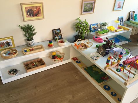 Montessori Classroom Layout Preschool, Preschool Interior, Montessori Toddler Classroom, Montessori Classroom Layout, Baby Room Interior Design, Bazaar Booth, Montessori Toddler Rooms, Montessori Classroom Decor, Classroom Shelves