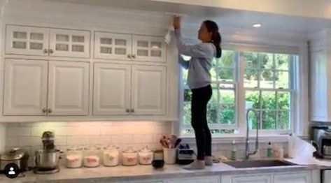 Jennifer Garner gives glimpse into incredibly organised family home in LA – watch video | HELLO! Jennifer Garner Kitchen, Jennifer Garner House, Farmhouse Lakehouse, Jennifer Garner Style, Jennifer Gardner, Garner Style, White Cupboards, Homestead Kitchen, Organised Home