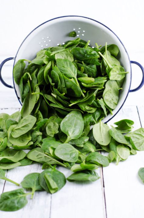 16 Foods That Are Scientifically Proven To Make You Happier Sesame Spinach, Most Nutritious Vegetables, Reduce Bloat, Growing Spinach, Organic Vegetable Garden, Heirloom Vegetables, Drink Photo, Noodle Soup Recipes, Soup Recipes Chicken Noodle