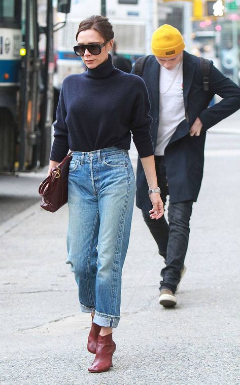 7 Outfits Victoria Beckham Wears With Jeans | Who What Wear Victoria Beckham Jeans, Vintage Wash Jeans, Victoria Beckham Style, Outfits Jeans, Flattering Jeans, Smart Outfit, Hollywood Fashion, Oversized Blazer, Menswear Inspired