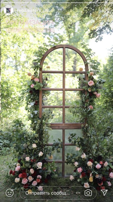 Retro Style Wedding, Reception Decoration Ideas, Wedding Backdrop Ideas, Sustainable Flowers, Beautiful Wedding Reception, Custom Backdrops, Wedding Backdrop Decorations, Backdrop Ideas, Photo Corners