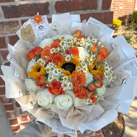 Algo para Alegrarte el día 🍂 #roses #bouquet #orangeroses #fall #fallflowers #explorepage #instagood #oklahoma Roses And Sunflowers, Winter Bouquets, Classy Baby Shower, Fall Bouquet, Bouquet Roses, Floral Business, Winter Bouquet, Cute Couple Gifts, Roses Bouquet