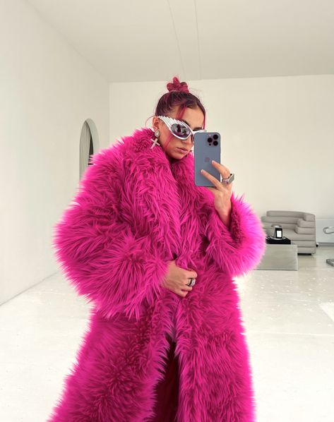 fit check, instagram content, instagram ideas, content ideas, backdrop ideas, contrast photography, iphone photography, pink coat, faux fur coat, pink fur coat, silver sunglasses, cross earings, pink hair aesthetic, instagram, instagram story ideas, beige wallpaper, beige backdrop, fashion photography Content Instagram Ideas, Hair Aesthetic Instagram, Fit Check Instagram, Imi Studios, Pink Hair Aesthetic, Beige Backdrop, Contrast Photography, Pink Fur Coat, Fur Coat Outfit