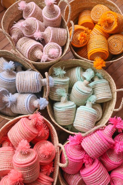 Ramadan Gift Basket, Mini Baskets, Diwali Gift Hampers, Moroccan Basket, Basket Weaving Diy, Colorful Baskets, Mini Basket, Cool Coasters, Personalized Wedding Decor