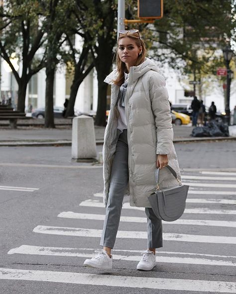 Blonde Jewelry, Puffy Jacket Outfit, Claire Rose Cliteur, Claire Rose, Sneaker Trends, Grey Puffer Jacket, Grey Puffer, Long Puffer Jacket, Winter Attire