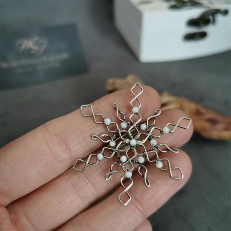 Wire Wrap Snowflake, Wire Wrap Ornaments, Wire Wrapped Snowflake, Christmas Wire Wrapped Jewelry, Wire Wrapped Christmas Jewelry, Wire Snowflake, Copper Wire Art, Wire Ornaments, Vintage Jewelry Ideas