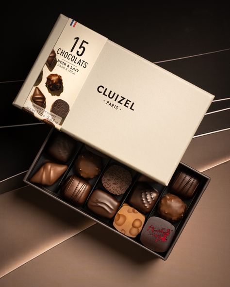 Nous ne voulons pas choisir ! En fait, nous voulons tout… Nous sommes gourmands, nous sommes gourmets ! Grâce à notre Coffret Noir et Lait N°15, choisissez le plaisir : rochers noirs, ganaches de fruits rouges, caramels onctueux, pralinés de purs fruits secs, noir intense à 99% de cacao… Pour un aperçu de nos créations les plus emblématiques. Et vous, par laquelle vous laisserez-vous tenter ? Almond Pastry, Truffle Boxes, Chocolate Truffle, Premium Chocolate, Malted Barley, Chocolate Gift Boxes, Chocolate Assortment, Gum Arabic, Gourmet Chocolate