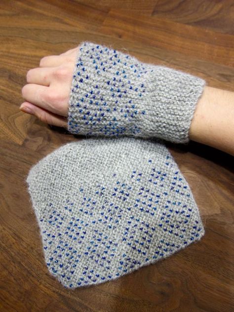 Wrist Warmers Tutorial - simple knitting with beads, knit for beginners. Only need to cast on, bind off and the knit stitch. Perfect present Crochet Hand Warmers, Knitted Wrist Warmer, Bead Knit, Crocheting Ideas, Crochet Fingerless Gloves, Beginner Knitting Projects, Small Projects, Wrist Warmers, Knit Mittens