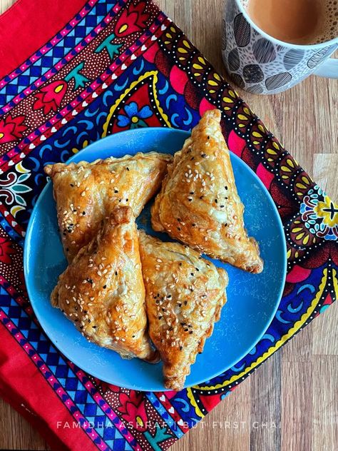 Afghan Sambosa with Meat and Peas Baked Samosa, Afghan Food Recipes, Spicy Eggs, Puff Pastries, Samosa Recipe, Iftar Recipes, Bite Size Appetizers, Puff Recipe, Frozen Puff Pastry